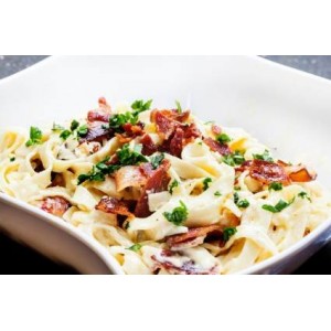 Fettuccine* z bobem  i sosem Cezara